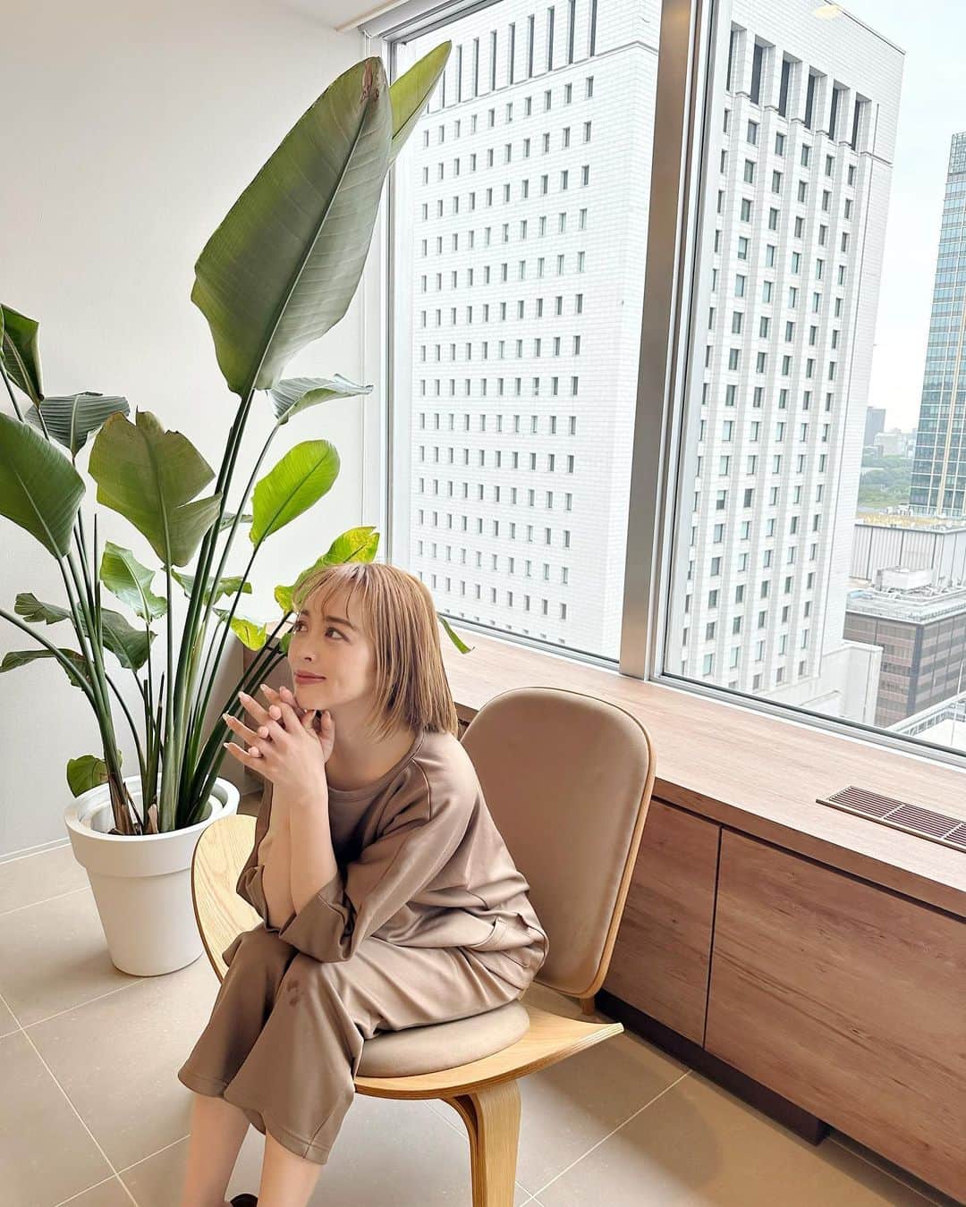 板橋瑠美のインスタグラム：「女性専用人間ドック初体験❤︎✨✨ ⁡ ⁡ クレアージュレディース東京クリニックで、人生初の女性専用人間ドックを受けてきたよ^ ^ ⁡ ⁡ ⁡ やっぱりずっと健康的でいたいし、ちゃんと検査をすることって大切❗️✨✨ ⁡ ⁡ ⁡ ⁡ YOU健診　30代というのを受けてきました❤︎ ⁡ ⁡ ⁡ 女性の罹患率が高い三つの癌 ⁡ 　↓ ↓ ↓ ⁡ 乳癌検診、大腸癌検診、子宮癌検診 ⁡ ⁡ に加え、子宮内膜症や子宮筋腫など、 女性特有の疾患を総合的にチェックすることができる検査です！！ ⁡ ⁡ ⁡ 乳房の検査において、30代は、乳腺が発達しているため、 より正確な診断のためマンモグラフィと乳房超音波検査をしてくれました❤️ ⁡ ⁡ 初めての乳癌検査で、噂の潰されるやつはちょっとドキドキしたけど、お煎餅みたいに潰れて面白かった🤣🤣w ⁡ ⁡ 大腸癌検診は、検便キットが事前に送られてくるんだけど、なんだか小学生ぶりだったから上手くできるか不安だったけどちゃんと接種できました👍🤫 ⁡ ⁡ ⁡ ⁡ クレアージュさん、全員が女性スタッフだから、居心地も良いし、病院のような堅苦しい空気がなくて ⁡ とにかくおしゃれだし綺麗！！！✨✨ ⁡ @creagetokyo_ld ⁡ ⁡ ⁡ 体はたった一つだから、大事にしたいよね❤️！！！ ⁡ ⁡ ⁡ 3〜4週間で結果が来るから、結果はまだ来てないからドキドキだけど、 本当ここのフォロワーさん同世代多いから、是非みんなにもやってほしくて❗️✨✨ ⁡ ⁡ 早期発見が1番だから、手遅れってなって欲しくないので、このようなことは定期的にやりたいよね💓！！！ ⁡ ⁡ ⁡ 是非行ってみてねー👍✨✨ ⁡ ⁡ ⁡ ⁡ ⁡ #クレアージュ東京レディースドッククリニック#YOU健診#レディースドック#健康診断#婦人科検診」