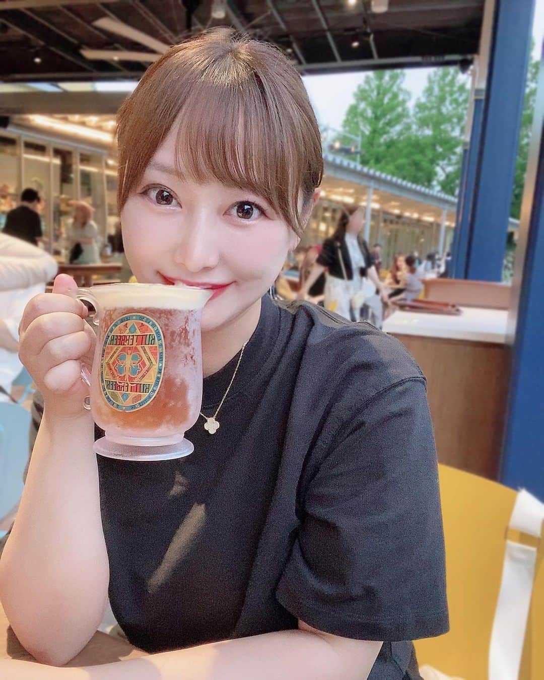 YU-RIのインスタグラム：「📍BUTTER BEER BAR 🍻⚯ ͛  載せたい写真がいっぱいありすぎて。。  でもネタバレになっちゃうからちょっとだけ！！  たーーーのしかったーー♡🪄💫🧹  1枚目くらいしかまともな人物写真がなかった♡笑  #ハリーポッタースタジオツアー#スタジオツアー#スタジオツアー東京メイキングオブハリーポッター#ハリーポッター#ファンタスティックビースト#ハリーポッタースタジオツアー#バタービール#ハリーポッターの世界#ファンタビ#ハリポタ#ハリポタツアー#ワーナーブラザース#ワーナーブラザーススタジオツアー東京#豊島園」