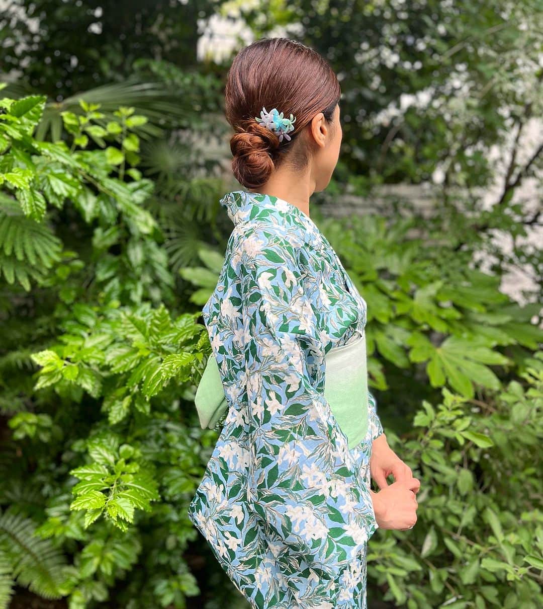 のインスタグラム：「《浴衣フェア開催中》🎐  ✔️Jasmine 浴衣 サックス / ホワイト ¥66,000 (intax)  _______________  MAISON de MARUYAMA 丸山邸 MAISON de MARUYAMA 神戸別邸では、 浴衣フェアを開催しています。  また、7/12(水)〜 ● #大人が楽しむ夏祭り 「 KEITAMARUYAMA × UMEHAN YUKATA」 阪急うめだ本店 11F コトコトステージ113 でも展開いたします！  是非お越しくださいませ🎋  【丸山邸 MAISON de MARUYAMA 】 〒107-0062 東京都港区南⻘山4-25-10 ［営業時間］: 12:00-19:00 ※営業日、営業時間が変更になる可能性がございます。 MAIL : info-store@keitamaruyama.com TEL：03-3406-1935  【MAISON de MARUYAMA 神戸別邸 】 〒651-8511 神戸市中央区小野柄通8-1-8 🏬神戸阪急　新館3F （神戸国際会館側上りエスカレーターの目の前です） TEL：078-200-7317（直通）  #ジャスミン #jasmine #ケイタマルヤマ #keitamaruyama #maisondemaruyama #丸山邸 #神戸別邸 #浴衣 #帯 #かんざし #うちわ」