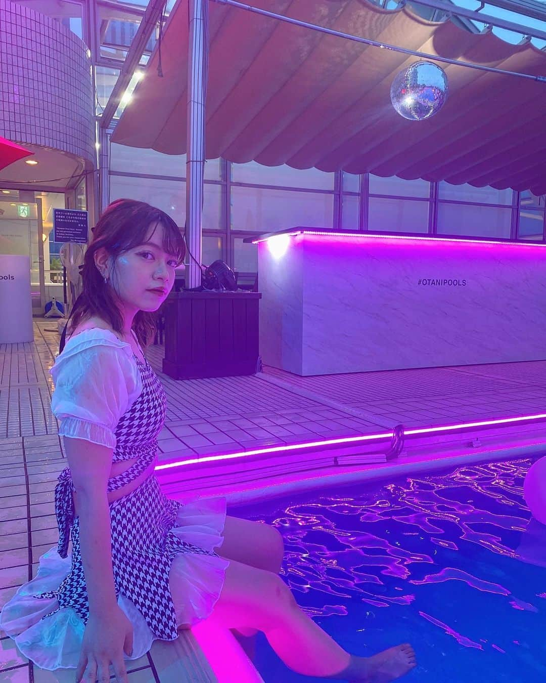 渡邊りつさんのインスタグラム写真 - (渡邊りつInstagram)「night pool🏊  人生初のナイトプールへいってまいりました〰️！ニューオータニ大阪4階にあるプールᐠ(  ᐢ ᵕ ᐢ )ᐟ🌼*･  水着はSHEINのだよー！商品番号 【17698395】です！ギンガムチェックと肩のふわっとした、切り替えがとっても可愛いし、体型カバーもできてよき🙆‍♀️♡  ②SHEIN coupon ➡️NEWOTANI 最大20%OFF 8/31まで有効👍🏿🫠  @shein_japan @newotani_osaka  #NEWOTANIwithSHEIN #SHEIN水着 #ホテルニューオータニ大阪 #OTANIPOOLS #クーポン #クーポンコード #クーポン #SHEINクーポン #水着#水着コーデ #水着女子 #ワンピース水着」7月9日 21時22分 - w.rw.r