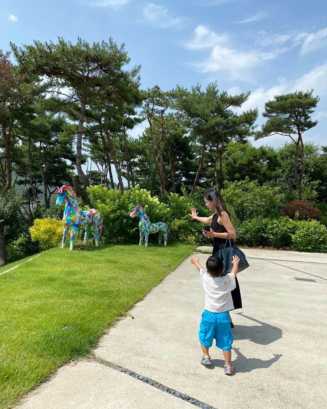 イ・ヨンアのインスタグラム：「림스라운지미술스튜디오 미나작가님과 서호도 크면 전시할수 있어요!?」