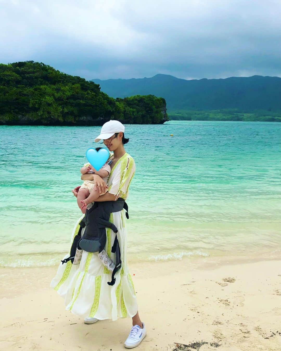 岡本あずささんのインスタグラム写真 - (岡本あずさInstagram)「親族の結婚式で石垣島へ🏝️ 家族が増えて再び訪れた川平湾。なんだか感慨深いものが🙂 抱っこ紐ぶら下げたままだけど、まぁいいでしょう😜」7月9日 21時23分 - azusaokamoto_official