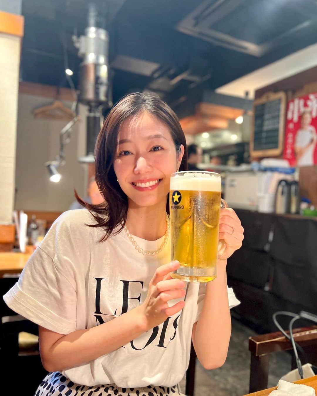 喜多よしかのインスタグラム：「【情報は大事。ばんどうは？】  エイジ〜🍺  🍻動画は3枚目▶︎swipe▶︎🍻  自宅では腸活ご飯食べて、ピラティスして、整いまくった後のビールたまらんな〜🍺🥰🤣  私はやっぱり食べるの大好きだから、いつまでも健康で楽しく美味しいご飯を食べる事が人生かけての目標の一つです。 その為の腸活。  ストレス溜めないのも腸活だから、楽しい外食も私にとっては大事🙆🏻‍♀️  とんでもない体調不良で仕事にも生活にもとことん支障が出て、最初は体質改善のために嫌々やり始めた腸活。  ずぼらな私はそんな食べ物に気を使うなんて出来ないよ！って最初は思ってた。 めんどくさい〜勉強したくない〜って。  でも顔は腫れるし動けないし 身体はだるくて辛くて毎日泣いていた。  そんな私でも続いた腸活。 そして結果が出て 明らかに以前と違って元気に生活出来ている。 知るか知らないかで大きく人生が変わることって色々ありますよね。  腸活は一生かけてやらざるを得ないものだから、楽しくゆるく無理なくやっていきたい…！  それに結局、やらざるを得ないとか言いながら今はどハマりしてるし腸活無しの生活は考えられない🥰  あちこちで色んな物食べても、疲れても、多少の寝不足でも、以前のようにアレルギーでぐったりして体調崩す事が減ってQOL爆上がりです。  お食事だけが腸活じゃないので、生活習慣や役立つ事楽しいこと、引き続き色々お届けします🙋🏻‍♀️💓 自律神経を整えるってアプローチが沢山ありますよね🥰  意識高いよね的なこと言われることあるんだけど、ただ必要な情報にアンテナを張るようになっただけで、自分で体験して良かったなと思うものは同じように困ってる人に届いたら嬉しいなーと思ってるのです。  正しいと思える情報を自分から取りにいけるかどうかが何事においても大事だと思うんだよね。  特に生活に密接している食事に関しては普段自分が口にしているものがどんなものか知らないなんてとんでもない事だなぁ〜と今になって思います💭  #焼肉#ホルモン焼き #メガジョッキ#ビール女子 #生ビール#腸活#チートデイ #喜多よしか#美腸プランナー#東京モデル#撮影モデル#アレルギー改善#体質改善#よしか腸活」