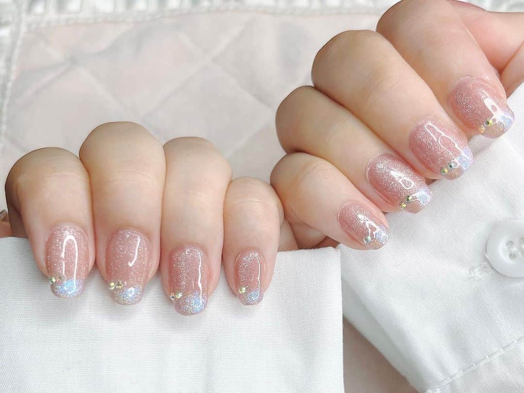 郷杏樹のインスタグラム：「self nail...♡ 今まで自分でやったネイルの中で1番お気に入り!! 根本禿げてきてるけど、。  使ったカラーは(3.4枚目) ・seriaのcocoa beigeと ・DAISOのシマーエクリュ  ↑混ぜたカラー塗ってから  ・nail townのGALAXY14番塗って ・seriaのunicon Whiteで フレンチ(これがかわいい)  です！かわいいです！！  １つ前のボブの投稿にたくさんコメントありがとうございます🥺うれしすぎた、、  #nail #セルフネイル #ネイル #DAISO #seria #セリアジェルネイル #ダイソージェルネイル #フレンチネイル」