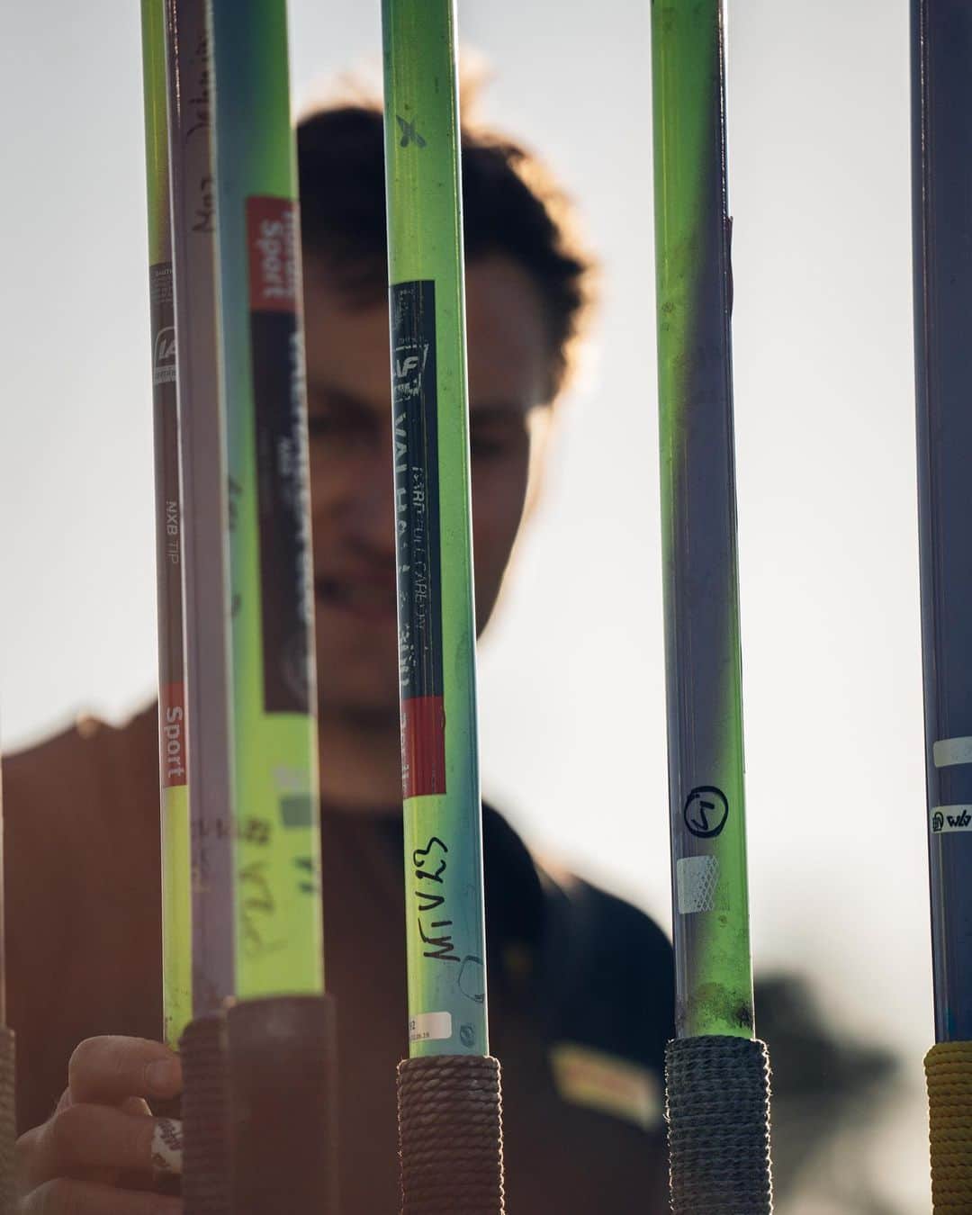トーマス・レーラーのインスタグラム：「Sometimes we win, sometimes we loose. That‘s life. …and javelin. Thanks for the support from the stands last night in Kassel - I really appreciate it 🙏🏼 Now back to work. For sure this one wasn’t what I wanted after constant progress but it is for sure an important learning on the longer term 🙋🏼‍♂️   The plan is to keep the throws amount very high but also compete from time to time towards September. Main goal is building a solid and stable technical model going into 2024 season 🤞🏼  #athletics #javelin #tracklife #athletelife」