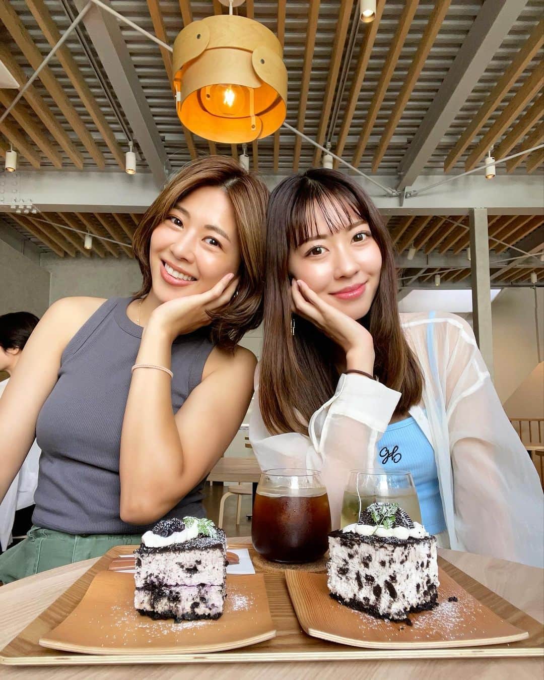 のインスタグラム：「大好き夏海さん🌻🌈  たまたま見つけた ここのカフェ広くて可愛くて めちゃくちゃ良かった❤️ @cafe.place_ne  . . #ランチ #新大久保 #cafe #新大久保カフェ #placene #オレオケーキ #lunch #model」
