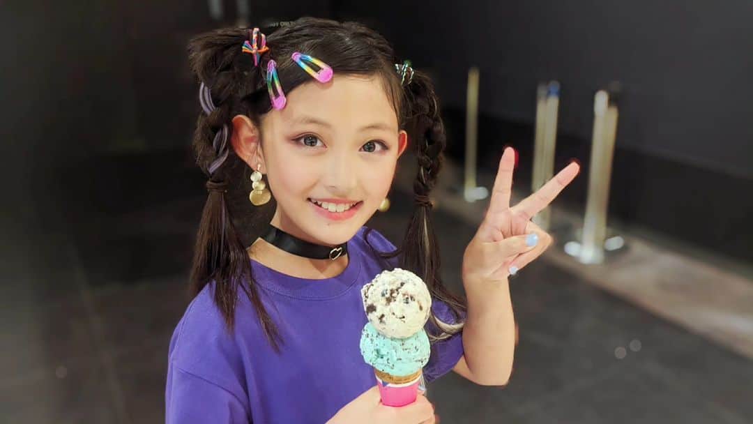 えりのインスタグラム：「💃⁡ ⁡.⁡ .⁡ ⁡ダンススクールの発表会ももう何度目かわからない。⁡ 幼稚園の頃はこっちがドキドキしてたけど⁡ 今ではむしろ出番が楽しみにすら感じてる！ ⁡メイクは任せとけ！笑 ⁡いつも最高にかっこよく仕上げてくれて⁡感動をありがとう！⁡ ⁡⁡ でも⁡ご褒美は何歳になっても⁡ ⁡アイスクリームがいいんだってさ🍦笑」