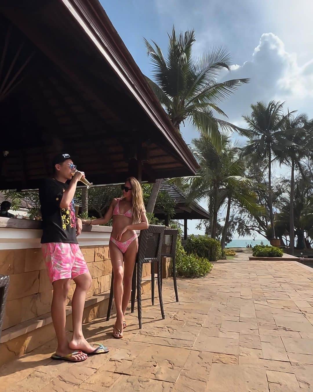Miwakoさんのインスタグラム写真 - (MiwakoInstagram)「Phuket postまだまだあるの🤭 @jwmarriottphuket  Sunset Beach cocktail time🍹 私らかわいいカクテルじゃなくて 🍻ですが🙄笑 ・ こっさんがパパママを撮ってくれた♡ 三脚無しで 上手に撮れるようになってきた👦🏽✌🏾 ・ ・ #phuket  #phukethotel  #jwmarriott  #jwmarriottphuket  #phukettrip  #resortoutfit  #beachdresses  #resortwear  #beachfashion  #marriottbonvoy  #プーケット旅行  #子連れ海外旅行  #家族旅行👪  #夫婦写真  #プールサイド  #プールサイドバー  #サンセットビーチ  #サンセットデート  #ビーチガール  #プーケットホテル  #オソロコーデ  #ミワママコーデ」7月9日 21時30分 - miwamam888