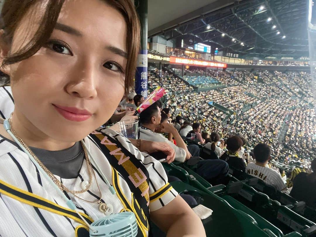 河野万里奈さんのインスタグラム写真 - (河野万里奈Instagram)「阪神vs.ヤクルト 甲子園球場に行きました  プレーでもグルメでもヒーローインタビューでもお腹いっぱいにしてくださってありがとうございます  《夢を見ては　正反対の日常生き抜いて 　それでも勝ち取りたい 　この想いに嘘はつけなくて》 #hanshin #岩崎優 #アイキャントライ」7月9日 21時30分 - marina_kawano