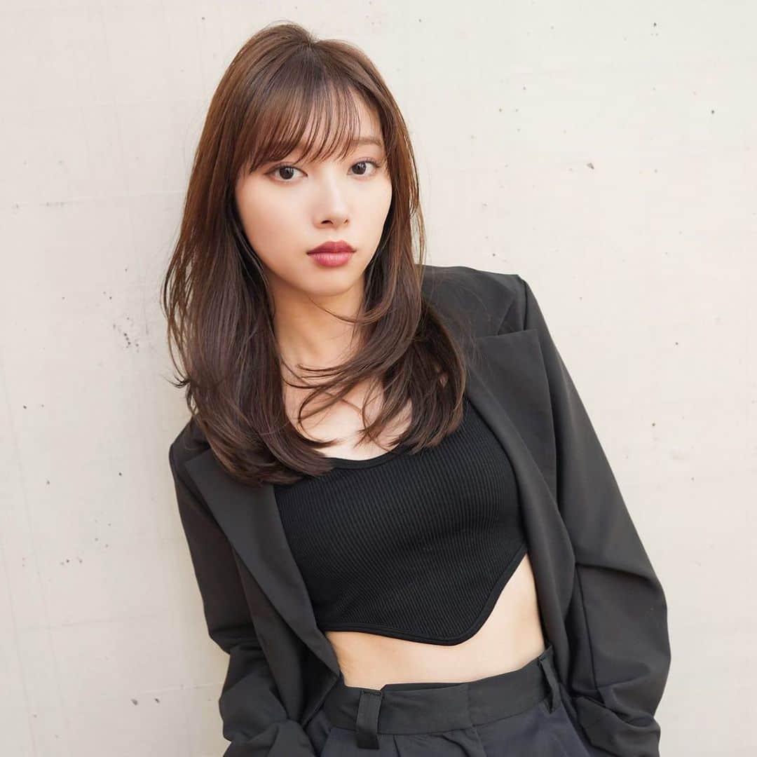 齋藤純也のインスタグラム：「ミディアムレイヤースタイル✂︎  柔らかい動きのあるヘアスタイルがこだわりです、骨格と輪郭と髪質に合わせてその人らしく馴染ませる♪  ✴︎PRICE✴︎ カット✂︎7700円 カラー✂︎7700円  カットなしの場合シャンプーブロー料金+2200円 カラーはトリートメントin処方で圧倒的な艶感と手触りをプラスします。 ブリーチor3Dハイライト施術はプラス7700円です。 パーマ✂︎7700円 トリートメント✂︎種類多数によりカウンセリングで決めさせていただきます。5500円〜11000円 縮毛矯正✂︎17600円、前髪のみは6600円 ・ ネット予約が×の所もお電話かDMで時間調整できますので気軽にご連絡ください！ kelly.表参道本店　A1出口より徒歩45秒 東京都渋谷区神宮前5-2-5 JY表参道ビル２Ｆ kelly. ・ ・ ✔️群馬県伊勢崎市で出勤するスケジュールは隔週水曜日です。 群馬店は料金が異なります、お問い合わせください 群馬のご予約はＤＭまたは ホットペッパービューティーで  kelly. by L.O.G 検索✂︎ 在籍日程が少なくて申し訳ありません。 薬剤は最新のものを揃えました 群馬県伊勢崎市宮前町146-1」