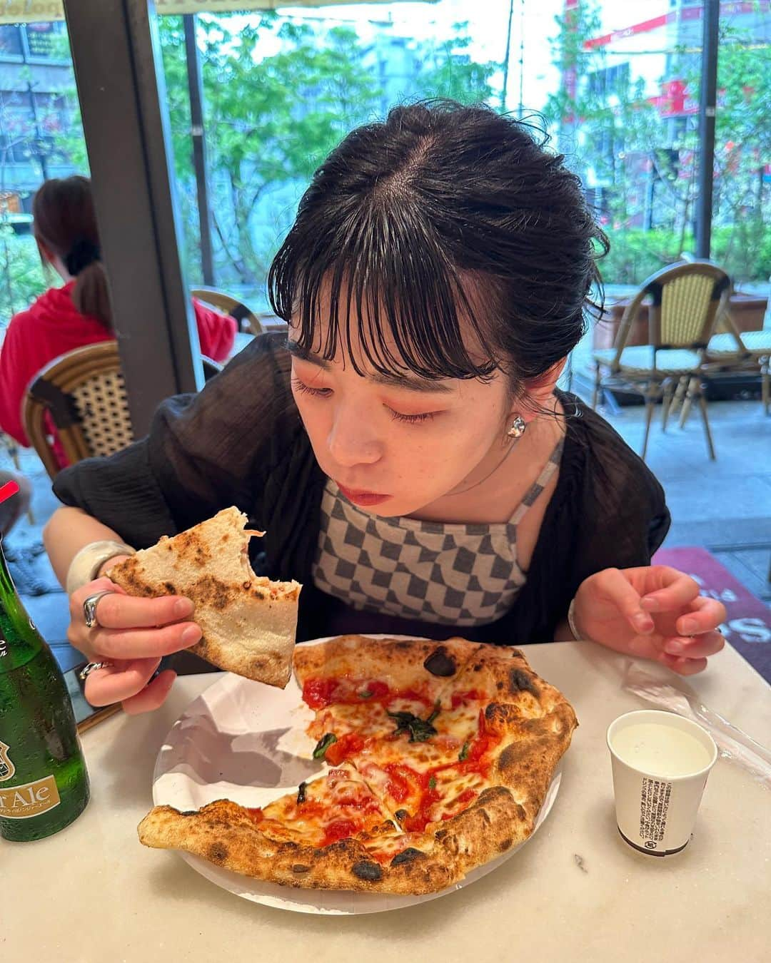 katomari. カトマリさんのインスタグラム写真 - (katomari. カトマリInstagram)「ピザランチした日🍕  2色目買い足したKastaneの お気に入りブラウス着てた♡ これとにかく華奢見えするからお気に入り🥰  私結婚式から5キロ太りまして(急なカミングアウト) 最近はとにかく細見えがテーマ😂 地道にダイエット頑張ります。 (ピザ食べてる人が言うことじゃない) ズボラでも続けられるおすすめダイエット方法 あれば教えてください。。(切実)  途中で大雨降ってきて 席移動したけど一瞬でやんだ☔️笑  まきちゃんとはピザ行きがち😂🍕 また美味しいピザ開拓しよう🫶🏻🫶🏻🫶🏻  #Kastane  #夏コーデ #夏服コーデ #トレンドコーデ  #ミディアムボブ #ミディアムヘア #ミディアムヘアアレンジ  #パーマ風巻き髪 #高身長コーデ #高身長女子 #骨格ナチュラル  #カスタネ #30代コーデ #アラサーコーデ #デニムコーデ #デニム #セットアップコーデ  #ブラウスコーデ #白ブラウス」7月9日 21時42分 - mari19k