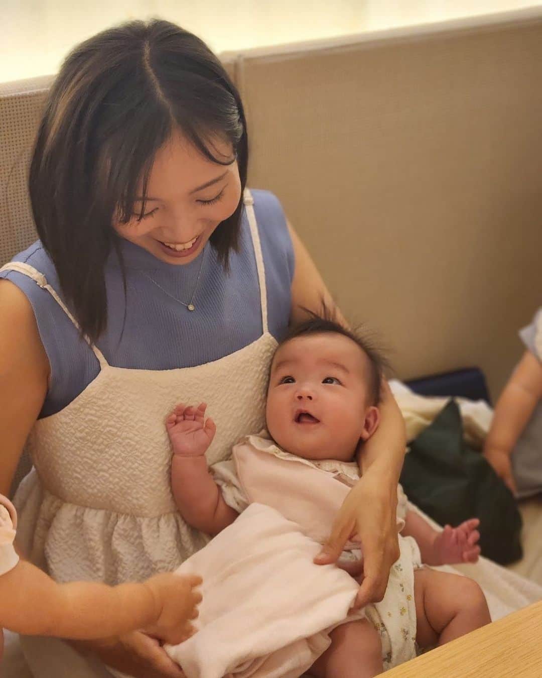 天舞音さらのインスタグラム：「大好きな同期たちとランチ🥄  貴重な母と子のツーショット📷 撮ってくれてた〜☺️  気づけば写真のフォルダはベビとベビ➕誰かばっかり😂 私の写真ほぼない…あるあるだねw  一緒にいる間、みんな ベビ抱っこしてくれるし 🍼作ってくれるし 足りないものは貸してくれるし オムツ交換中は💩ゴミ箱に運んでくれるし  ほんと神すぎる😂😂😂　  なーんて居心地のいい空間なのだ🌼  （ちなみに、ベビの顔は今はまだオープンにしてます〜☺️どこかのタイミングでスタンプに変えるかも！）  #令和5年ベビー#baby#babygirl #赤ちゃん#育児 #育児日記#赤ちゃんがいる生活 #育児奮闘中」