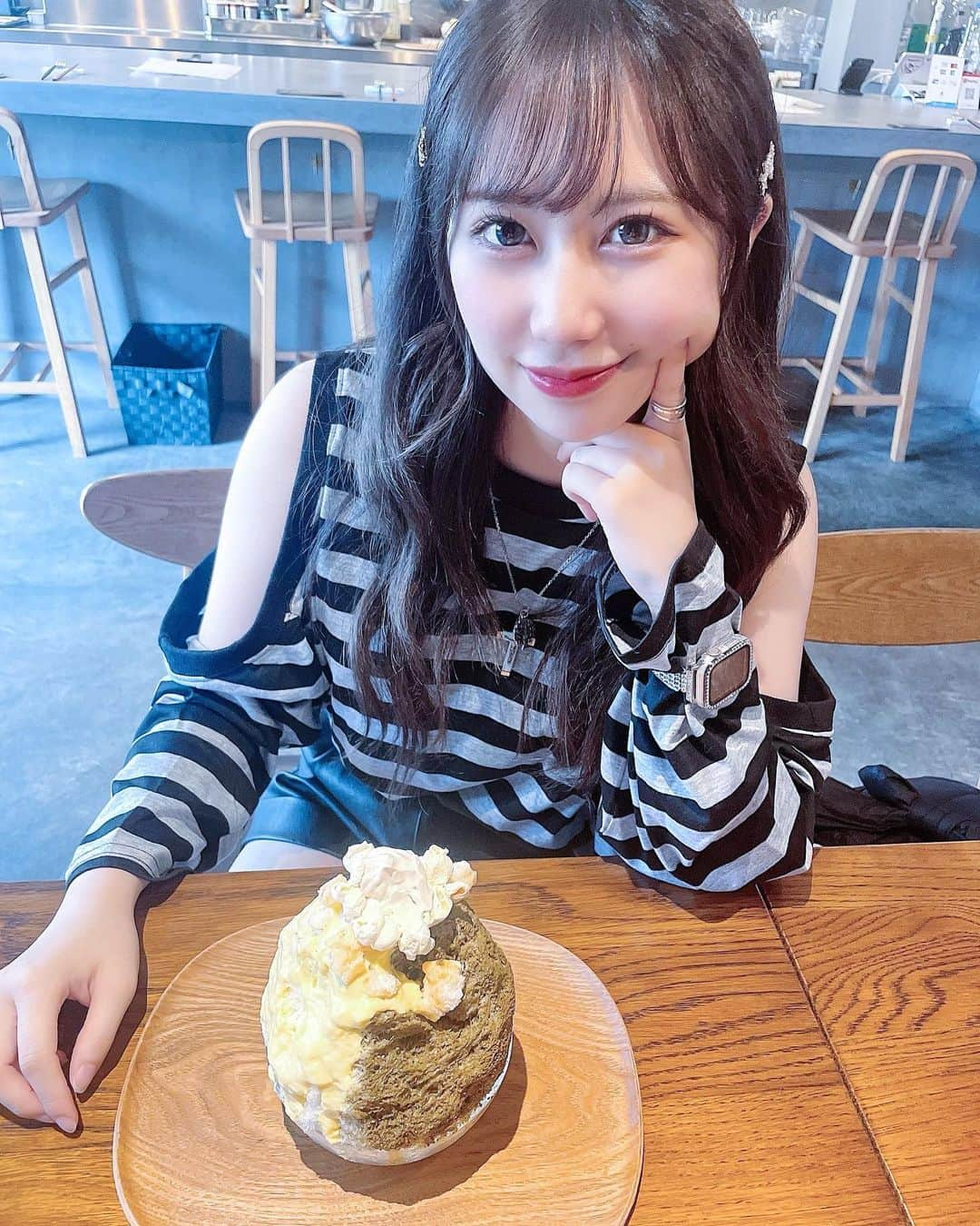 上野遥さんのインスタグラム写真 - (上野遥Instagram)「かき氷はじめました🍧！  由莉耶と🐈‍⬛  どこに行くか色々調べた末、 姪浜駅の近くのお店へ行きました！  まさかのほうじ茶&とうもろこし&みたらし味！！ この３つって共存するのお〜！？  でしたが、 とてつもなく美味しかったです！！！  プリクラもとっちゃったわよ〜🦋  #かき氷 #福岡かき氷 #姪浜グルメ #雨の日 #お仕事で福岡来た〜　#とってもとっても美味しかったです #次はランチもしたいな〜　#プリクラ #盛れ盛れで #テンションばくあがり」7月9日 21時43分 - harutan.pink