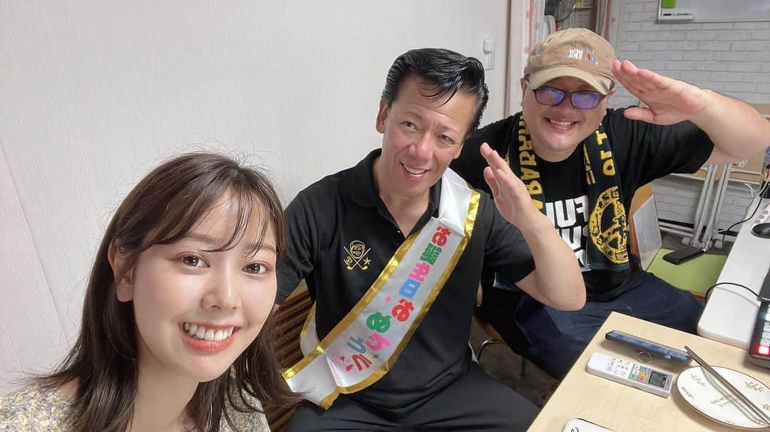 田中杏樹のインスタグラム：「秋山さんのお誕生日配信で 一緒にお祝いさせて頂きました☺️💕 6時間の生配信でしたが、 皆さんのお祝いメッセージを聞いて 本当に楽しくお話していて あっという間の6時間でした☺️  歳を重ねるごとに更にステップアップをしている秋山さんをみると、 私も頑張ろうって元気をもらえます😊✨  市島さん、秋山さん、 見に来てくださった方々、 ありがとうございました🥰  #秋山博康#リーゼント刑事#生配信」