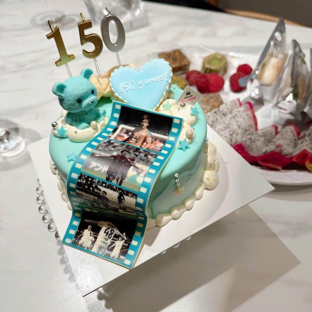 姫野れみさんのインスタグラム写真 - (姫野れみInstagram)「. 今までのチームの写真が入った 素敵すぎるケーキ、、🎂💙 お祝いしていただきました😭 (食べるのもったいなさすぎてお持ち帰り。笑笑)  憧れの夫婦、東口家から🤍 ありがとうございます✨🙏🏻」7月9日 21時36分 - remi___08
