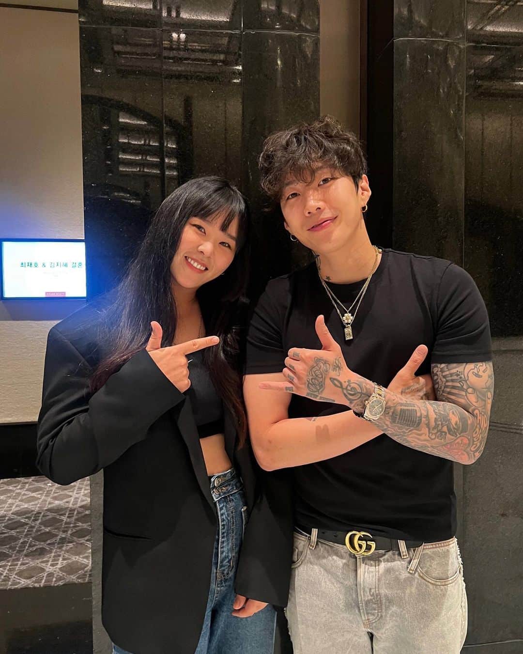 チョ・ユンジのインスタグラム：「_ 흐허 오늘밤 잠은 다 잤어요…. 저 성공한 덕후 맞죠…?🖤 @moresojuplease   #사랑해요제이팍 #박재범 #유일한쿼카최애」