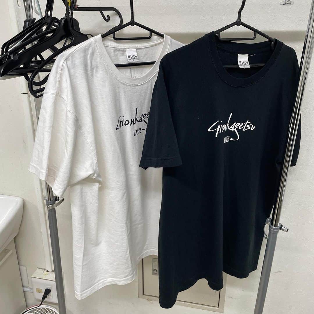 のインスタグラム：「【私服】  なんで相方はこのTシャツばっかり着るねん。  一昨日来てたやんけ。  最悪。色違いでペアルックになってもうた。  #ガクテンソク  #国分寺野郎」