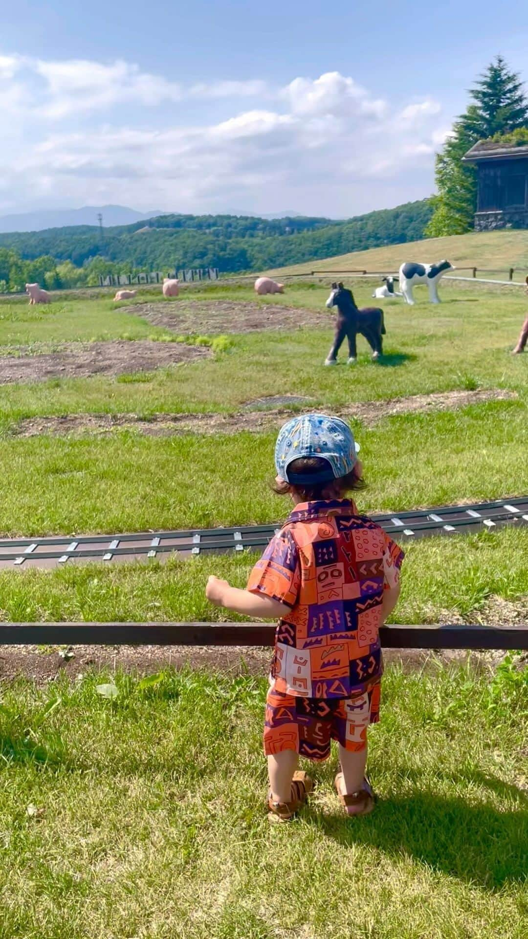 芳賀愛華のインスタグラム：「. 連日の外遊び＆水遊び⛲️😎☀️ 暑い〜暑い〜言って汗だくになりながらも 大好きな夏楽しんでます🤭❤️  #滝野すずらん公園#水遊び#男の子ママ#札幌子連れ#外遊び#北海道の夏#短い夏」