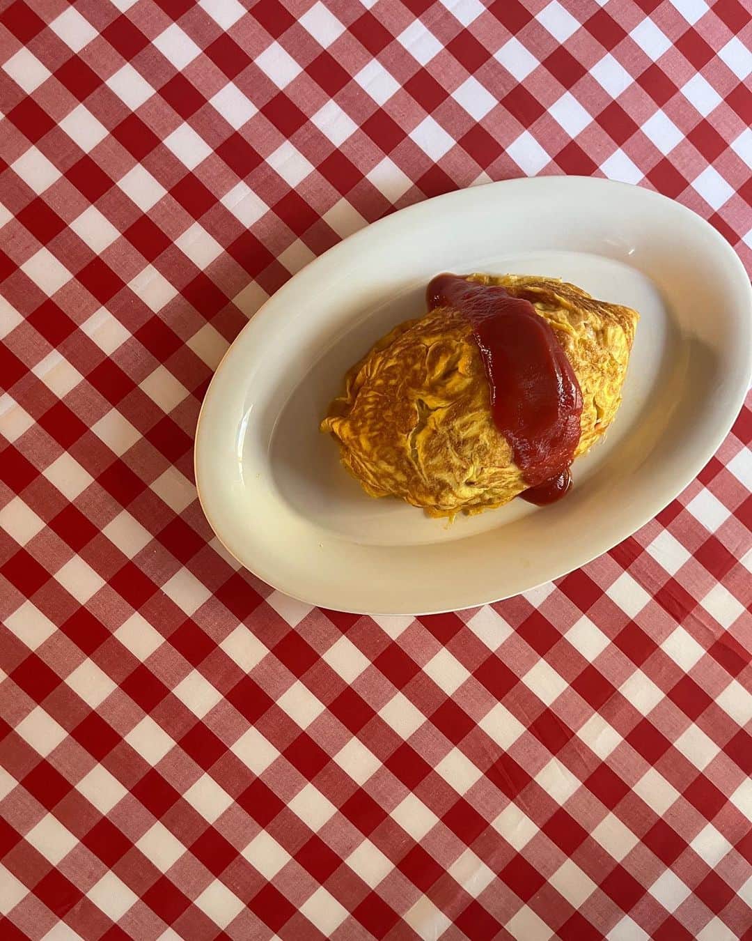 journaleatripさんのインスタグラム写真 - (journaleatripInstagram)「tobikirioishii ouchigohan  本の表紙のオムライスはチーズいり卵なのでトロリン仕上げ。 私は意外と火がしっかり入るのも好みで それなはたっぷりケチャップ派。  しかしこの表紙のイラスト 描いてる間に何皿オムライス食べたのかしら？と思わずにいられない驚きの魅力オムライス。  しばらく原画を @eatripsoil  に飾っておきます。 もしよろければその目でご覧になってくださいませ👀  子供も大人もたのしんでいただけましたら幸いです。  #とびきりおいしいおうちごはん」7月9日 21時51分 - eatripjournal