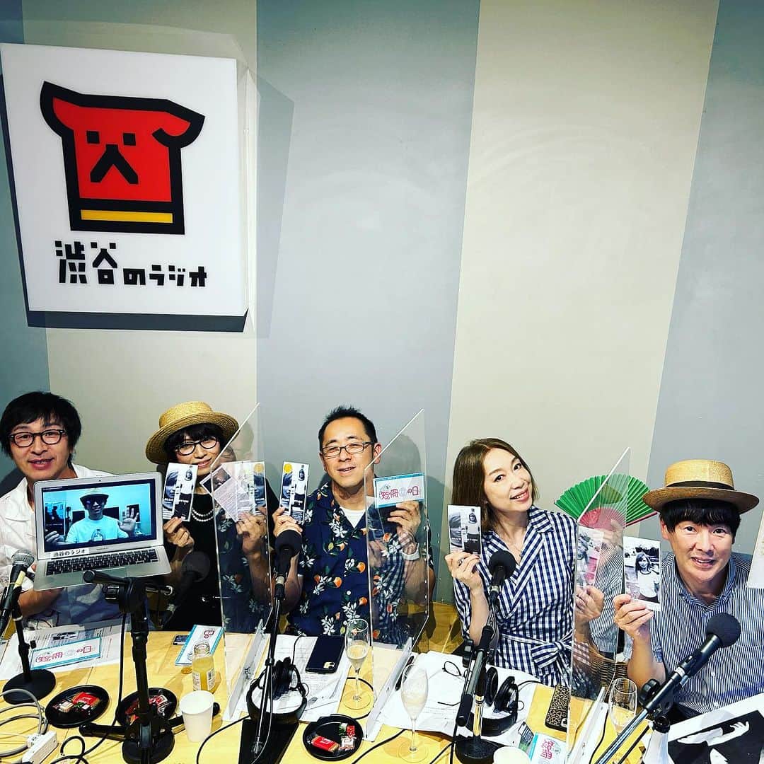 野宮真貴のインスタグラム：「. 本日7/9この後22:00からは、 渋谷のラジオの渋谷系再放送です！お聴き逃しの方は是非！ ゲストにSwinging Popsicleの皆さんと杉本清隆さんをお迎えし、7/7(金)にリリースされた短冊CD『BLUE TENTION』のお話をワイワイとおしゃべりしました😊  そして、明日のゲストにはザ・スクーターズのみなさんをお迎えします！最新作「東京は夜の七時」レコーディング秘話を伺う予定です！是非、お聴きください📻  ●渋谷のラジオの聴き方 https://shiburadi.com/  #渋谷のラジオ#渋谷のラジオの渋谷系#swingingpopsicle#杉本清隆#カジヒデキ#野宮真貴#missmakinomiya」