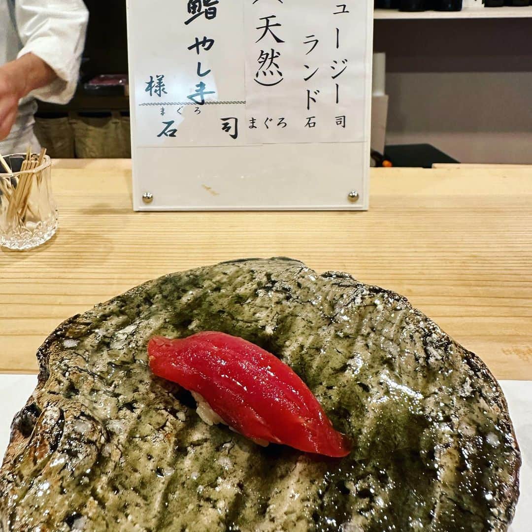 あだち理絵子さんのインスタグラム写真 - (あだち理絵子Instagram)「#美食家　の @daisukeshi  におススメいただいたのはっ  #西九条　にオープンして間もない  #鮨やしま @tsubasa.sushi65   あのミシュラン店 #さえ㐂  で修行された矢嶌さん！  こんな場所で？ この雰囲気で？は あったけど　さすがっ 味は抜群。  なんやろ、私が対峙してきた職人の中では珍しいタイプ  ゆとり？抜け感？ 商売気ない感？ 原価考えず仕入れてしまいました感です😆 実際はめちゃ吟味されて、でも代金に見合わない良いやつ仕入れてしまってるので客にはたまらんやつw  絶対お得。  シャリは私には酢のあたりが弱冠強めに感じましたが、  握り具合、最っ高！  シャリがふんわり粒立ち ネタの重さで沈むやつ。  コース全てのストーリーも ちゃんと職人の感性が光ってました。  これは 今度ヤバい店です。  #リピ決定  #美食家#美食会#食スタグラム」7月9日 21時45分 - adachi.rieko