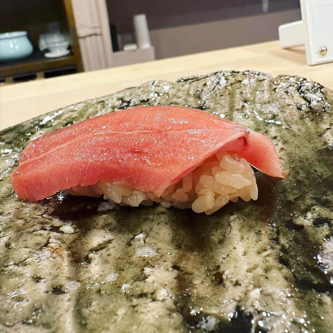 あだち理絵子さんのインスタグラム写真 - (あだち理絵子Instagram)「#美食家　の @daisukeshi  におススメいただいたのはっ  #西九条　にオープンして間もない  #鮨やしま @tsubasa.sushi65   あのミシュラン店 #さえ㐂  で修行された矢嶌さん！  こんな場所で？ この雰囲気で？は あったけど　さすがっ 味は抜群。  なんやろ、私が対峙してきた職人の中では珍しいタイプ  ゆとり？抜け感？ 商売気ない感？ 原価考えず仕入れてしまいました感です😆 実際はめちゃ吟味されて、でも代金に見合わない良いやつ仕入れてしまってるので客にはたまらんやつw  絶対お得。  シャリは私には酢のあたりが弱冠強めに感じましたが、  握り具合、最っ高！  シャリがふんわり粒立ち ネタの重さで沈むやつ。  コース全てのストーリーも ちゃんと職人の感性が光ってました。  これは 今度ヤバい店です。  #リピ決定  #美食家#美食会#食スタグラム」7月9日 21時45分 - adachi.rieko