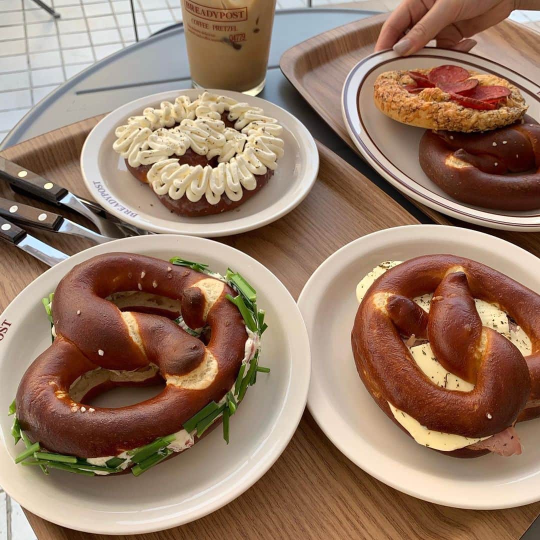 和田えりかのインスタグラム：「@breadypost_bakery 🥨🥓🧈 in聖水(성수)  わたしはニラがついてる🥨がおきにいり👧🏻🫶🏻」