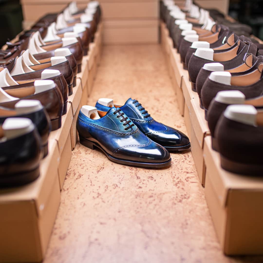 サンクリスピンのインスタグラム：「Classic in style, courageous in colour. Our blue Oxfords (model 733) defy convention with equal parts audacity and elegance.​​​​​​​​​ #shoes #handmadeshoes #madetoorder #mtoshoes #bespokeshoes #handwelted #shoeporn #madebyhand #shoestagram #agentlemanschoice #onlyforgentlemen」