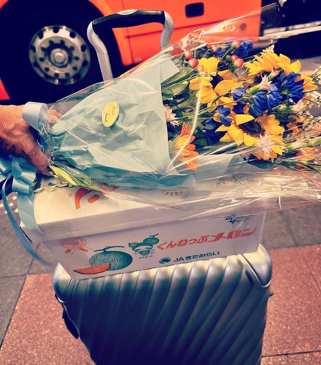 木山裕策さんのインスタグラム写真 - (木山裕策Instagram)「「くんねっぷメロン🍈」と花束💐を両手に羽田空港に到着しました‼️  皆様、本当にありがとうございました😭」7月9日 21時45分 - kiyamayusaku