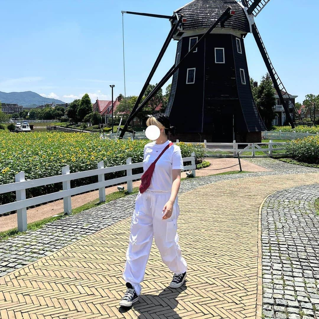 エムエムのインスタグラム：「・ 初長崎！念願のハウステンボス🏰！ 夏は広大なひまわり畑に、バー付きのプール、夜には今年から開催されているランタンショーまで楽しめて、めちゃ充実した時間を過ごせた( ◠‿◠ )！街並みも素敵でほんとにオランダ来たみたいだった（行ったことないけど）🇳🇱  #ハウステンボス#光と運河のサマーフェスティバル#ホテルヨーロッパ#pr#長崎観光」