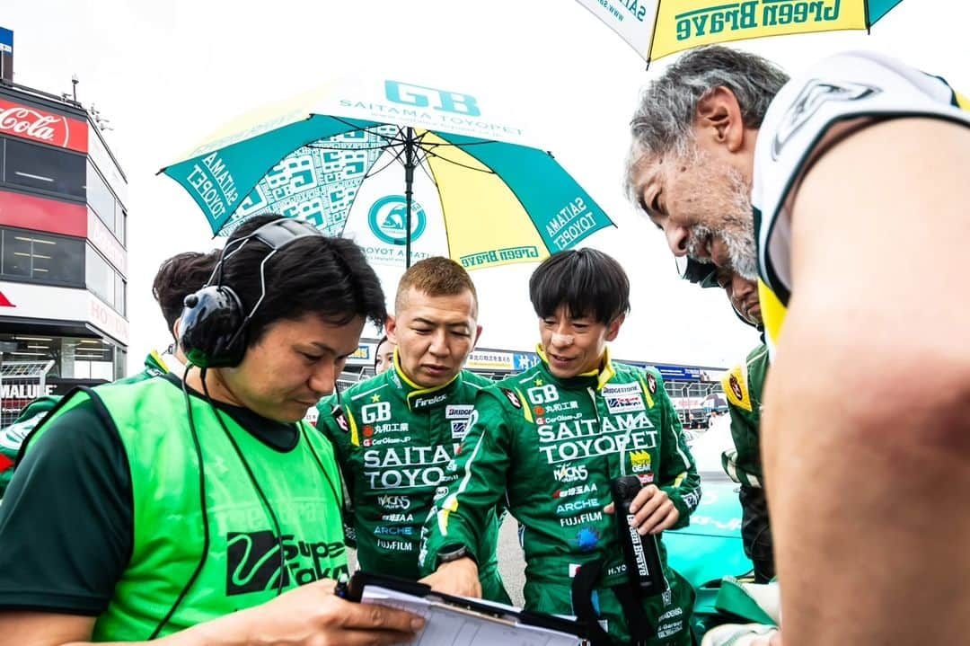 吉田広樹さんのインスタグラム写真 - (吉田広樹Instagram)「今日の3hレースは 他車のマシントラブルもありましたが 予選3位から優勝する事が出来ました🏆️  まさかの開幕から3連勝です🏆️🏆️🏆️  60キロのウエイトにも関わらず 走りやすいマシンにしてくれたメカニック 速さで勝てなくても限りなく可能性が上がる作戦を考えてくれるエンジニア、 RQやその他のスタッフ、 ドライバーもミスなく走れましたし みんなの力で勝てたレースだったと思います‼️  応援して頂いた皆さんありがとうございました🙇‍♂️  次戦は80キロ💦 ベストを尽くします❗  #埼玉トヨペット #greenbrave #grgarage浦和美園 #TOYOTA自動車 #TCD #スーパー耐久 #大石博久カメラマン」7月9日 21時46分 - hiroki44da