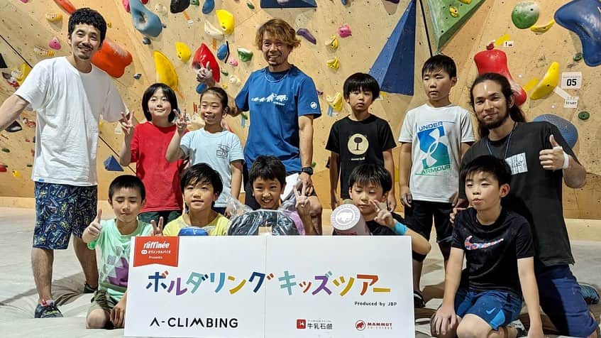 伊東秀和さんのインスタグラム写真 - (伊東秀和Instagram)「@bouldering_kids_  とうとうJBPキッズツアーのシリーズ戦も折り返し。今日は5戦目開催で東北へ✨ @bnutsosakifurukawa   各カテゴリーみんな、最後まで自分にとって厳しい課題を諦めずにチャレンジしました✨ 暑い中、汗だくになりながら、みんなが頑張ったと思います👍 笑顔も涙もあって、完登数も個々によって違うけど、本気でみんなコンペの時間を楽しみ、チャレンジした時間は全員が成功だと思います。 この時間をまた明日からの登りに活かしてね😊 今回レッスンも、20名以上の申込みでとても盛り上がりました✨ コンペ前に参加するメンバーも多くて頼もしいかぎり！でも今回は多すぎたので途中で締め切らせていただきました。コンペに向けて、疲れも恐れずレッスン参加とは 嬉しいですねぇ🔥熱く、厳しい話と課題でも、みんな集中して登れていたと思います😁  保護者の皆様も遠方から連れてきていただき、見守りありがとうございました。 阿吽の呼吸のチームワークでセットしているメンバーも毎回最高です👌 @nagatanobuyuki  @youstagrum   次回6戦目は 今年2回目の大阪入り！ @dbouldering_namba_lead こちらも今から楽しみ⤴️  スポンサー各社様 今年もキッズツアーのサポートありがとうございます！ @raffinee_orientalbio  @a_climbing_jp  @cowsoapcp  @mammut_japan  #オリエンタルバイオ #牛乳石鹸 #マムート  #ボルダーキッズ  #ありがとうございます」7月9日 21時50分 - hide9a2019