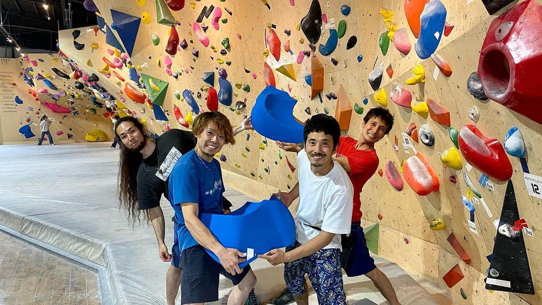 伊東秀和さんのインスタグラム写真 - (伊東秀和Instagram)「@bouldering_kids_  とうとうJBPキッズツアーのシリーズ戦も折り返し。今日は5戦目開催で東北へ✨ @bnutsosakifurukawa   各カテゴリーみんな、最後まで自分にとって厳しい課題を諦めずにチャレンジしました✨ 暑い中、汗だくになりながら、みんなが頑張ったと思います👍 笑顔も涙もあって、完登数も個々によって違うけど、本気でみんなコンペの時間を楽しみ、チャレンジした時間は全員が成功だと思います。 この時間をまた明日からの登りに活かしてね😊 今回レッスンも、20名以上の申込みでとても盛り上がりました✨ コンペ前に参加するメンバーも多くて頼もしいかぎり！でも今回は多すぎたので途中で締め切らせていただきました。コンペに向けて、疲れも恐れずレッスン参加とは 嬉しいですねぇ🔥熱く、厳しい話と課題でも、みんな集中して登れていたと思います😁  保護者の皆様も遠方から連れてきていただき、見守りありがとうございました。 阿吽の呼吸のチームワークでセットしているメンバーも毎回最高です👌 @nagatanobuyuki  @youstagrum   次回6戦目は 今年2回目の大阪入り！ @dbouldering_namba_lead こちらも今から楽しみ⤴️  スポンサー各社様 今年もキッズツアーのサポートありがとうございます！ @raffinee_orientalbio  @a_climbing_jp  @cowsoapcp  @mammut_japan  #オリエンタルバイオ #牛乳石鹸 #マムート  #ボルダーキッズ  #ありがとうございます」7月9日 21時50分 - hide9a2019