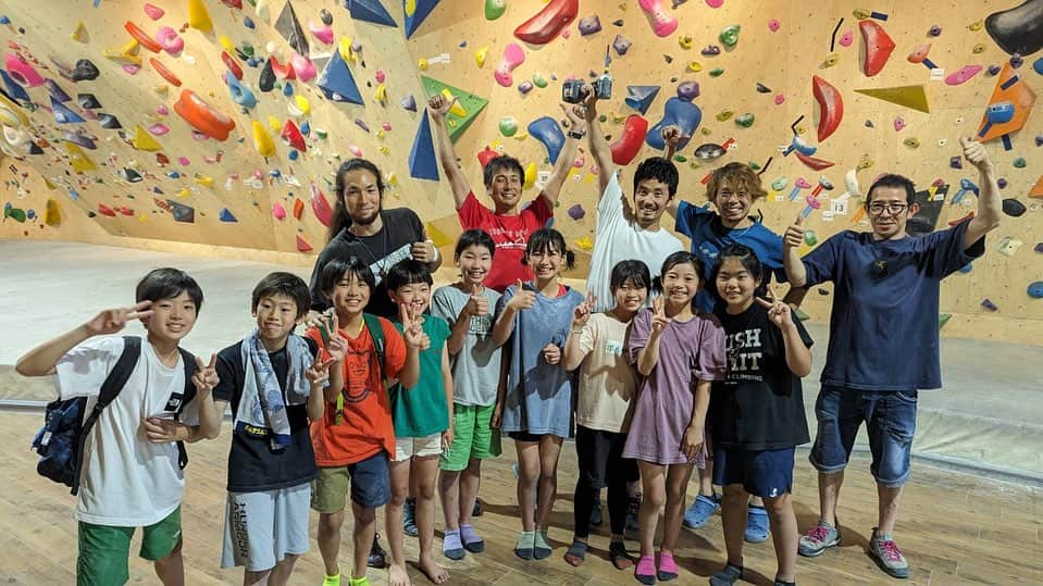 伊東秀和さんのインスタグラム写真 - (伊東秀和Instagram)「@bouldering_kids_  とうとうJBPキッズツアーのシリーズ戦も折り返し。今日は5戦目開催で東北へ✨ @bnutsosakifurukawa   各カテゴリーみんな、最後まで自分にとって厳しい課題を諦めずにチャレンジしました✨ 暑い中、汗だくになりながら、みんなが頑張ったと思います👍 笑顔も涙もあって、完登数も個々によって違うけど、本気でみんなコンペの時間を楽しみ、チャレンジした時間は全員が成功だと思います。 この時間をまた明日からの登りに活かしてね😊 今回レッスンも、20名以上の申込みでとても盛り上がりました✨ コンペ前に参加するメンバーも多くて頼もしいかぎり！でも今回は多すぎたので途中で締め切らせていただきました。コンペに向けて、疲れも恐れずレッスン参加とは 嬉しいですねぇ🔥熱く、厳しい話と課題でも、みんな集中して登れていたと思います😁  保護者の皆様も遠方から連れてきていただき、見守りありがとうございました。 阿吽の呼吸のチームワークでセットしているメンバーも毎回最高です👌 @nagatanobuyuki  @youstagrum   次回6戦目は 今年2回目の大阪入り！ @dbouldering_namba_lead こちらも今から楽しみ⤴️  スポンサー各社様 今年もキッズツアーのサポートありがとうございます！ @raffinee_orientalbio  @a_climbing_jp  @cowsoapcp  @mammut_japan  #オリエンタルバイオ #牛乳石鹸 #マムート  #ボルダーキッズ  #ありがとうございます」7月9日 21時50分 - hide9a2019