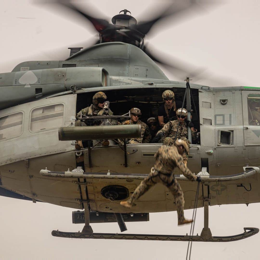 アメリカ海兵隊さんのインスタグラム写真 - (アメリカ海兵隊Instagram)「Sunday Funday 🛩️   📍 @MCB_Camp_pendleton (June 13, 2023)  #Marines conduct Special Patrol Insert Extraction (SPIE) operations out of a UH-1Y Venom and MV-22 Osprey during a Helicopter Rope Suspension Techniques (HRST) Course hosted by Expeditionary Operations Training Group, @I_mef_marines.  The Helicopter Rope Suspension Techniques course creates HRST masters who are capable of supporting fast rope, rappel, and special patrol insertion/extraction operations from any #MarineCorps helicopter and tiltrotor aircraft.  📷 (U.S. Marine Corps photo by Cpl. Dean Gurule)  #USMC #MarineCombatArms #MarineAviation」7月9日 22時00分 - marines