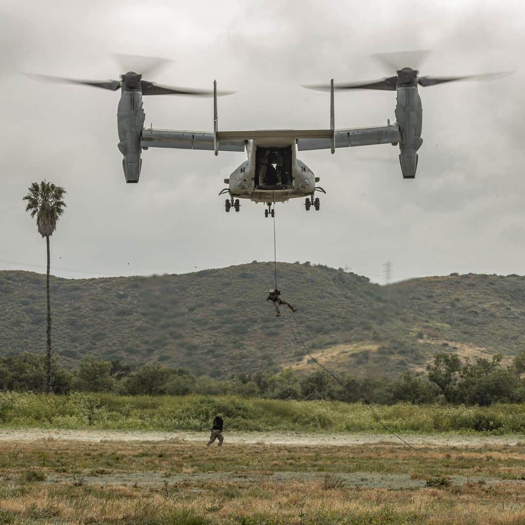 アメリカ海兵隊さんのインスタグラム写真 - (アメリカ海兵隊Instagram)「Sunday Funday 🛩️   📍 @MCB_Camp_pendleton (June 13, 2023)  #Marines conduct Special Patrol Insert Extraction (SPIE) operations out of a UH-1Y Venom and MV-22 Osprey during a Helicopter Rope Suspension Techniques (HRST) Course hosted by Expeditionary Operations Training Group, @I_mef_marines.  The Helicopter Rope Suspension Techniques course creates HRST masters who are capable of supporting fast rope, rappel, and special patrol insertion/extraction operations from any #MarineCorps helicopter and tiltrotor aircraft.  📷 (U.S. Marine Corps photo by Cpl. Dean Gurule)  #USMC #MarineCombatArms #MarineAviation」7月9日 22時00分 - marines