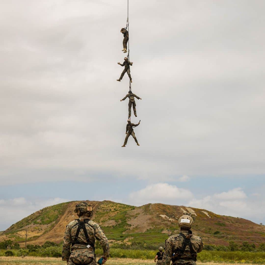 アメリカ海兵隊のインスタグラム：「Sunday Funday 🛩️   📍 @MCB_Camp_pendleton (June 13, 2023)  #Marines conduct Special Patrol Insert Extraction (SPIE) operations out of a UH-1Y Venom and MV-22 Osprey during a Helicopter Rope Suspension Techniques (HRST) Course hosted by Expeditionary Operations Training Group, @I_mef_marines.  The Helicopter Rope Suspension Techniques course creates HRST masters who are capable of supporting fast rope, rappel, and special patrol insertion/extraction operations from any #MarineCorps helicopter and tiltrotor aircraft.  📷 (U.S. Marine Corps photo by Cpl. Dean Gurule)  #USMC #MarineCombatArms #MarineAviation」