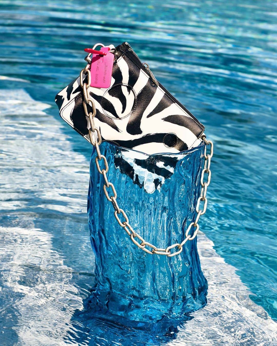 YOOX.COMのインスタグラム：「YOOX + @livingcorriere present: SUMMER VIBES ☀️ Dive into the new photoshoot on #YOOX」