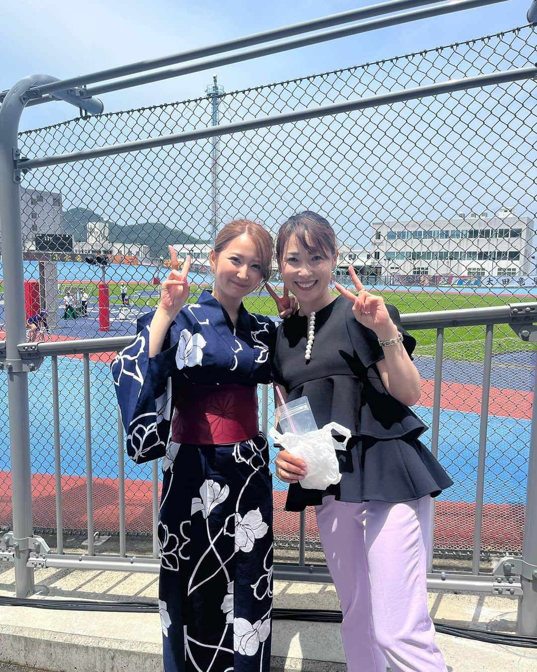 宮崎華帆のインスタグラム：「_ 小松島記念競輪 ありがとうございました☺️✨️  楽しい4日間あっとゆう間でした！ 色んな方に声かけてもらい、予想会もたくさんして、特大万車券や過去最高配当だし阿波踊りみんなで踊ったり、生での選手のレースをみれて迫力をもらいました✨️！！  声援もできたしたのしかった😘  ちなみにこの浴衣は、ひぃばぁちゃんが30年前に手縫いで作った浴衣で、ばぁばが着とったやつです👘  ママとの親子写真です📸 空港でもラーメンをごちそうになりました😆  そして、空港でソフトクリームを柿沼選手から私とママとPさんにいただきました🍨 特大万車券のお礼も言えてよかったです🥺 ありがとうございます🙇‍♀️  改めて、小松島記念競輪ほんとにほんとにありがとうございました💕」