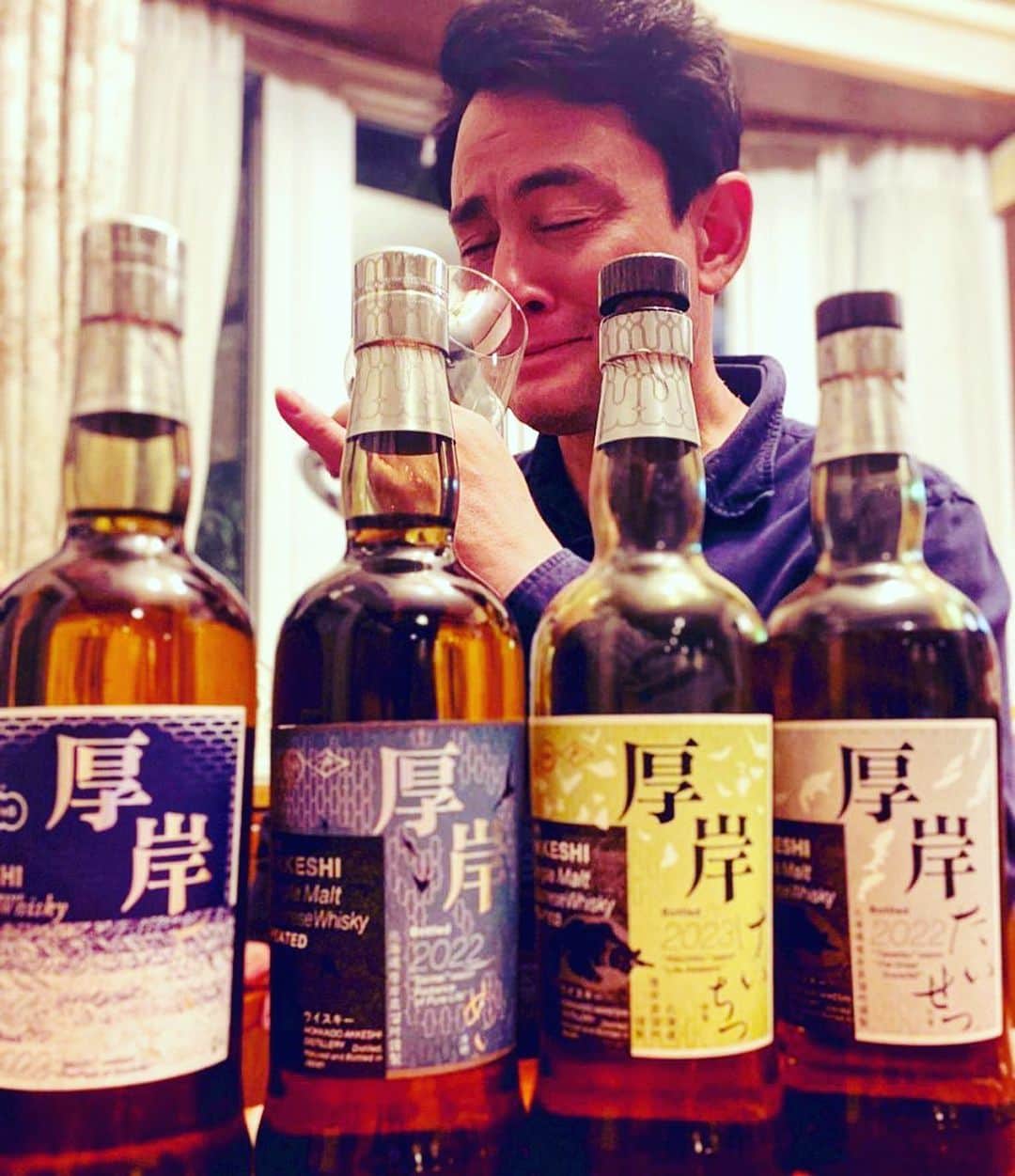 野口健のインスタグラム：「明日は明日の風が吹くって事で、白ワインの後は厚岸ウィスキーに、厚岸で頂いた牡蠣の燻製オリーブオイル漬け「木こりと海」をつまみに(^^)  #野口健#厚岸ウイスキー #木こりと海」