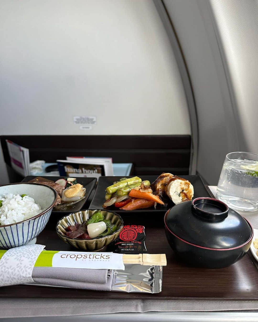 左近鈴乃さんのインスタグラム写真 - (左近鈴乃Instagram)「. 今回のハワイ旅行はビジネスクラスを取ってくれたので とっても快適に過ごせた😭✈️✨ 初ビジネス。贅沢な経験をありがとう😢♡  最後に出てきた ガーリックライスとメンチカツが1番好きだったな🧄🍴 搭乗してすぐのシャンパンも幸せ🥂  #ハワイ #ハワイ旅行  #ハワイアン航空 #ビジネスクラス」7月9日 21時53分 - suzuno_sakon