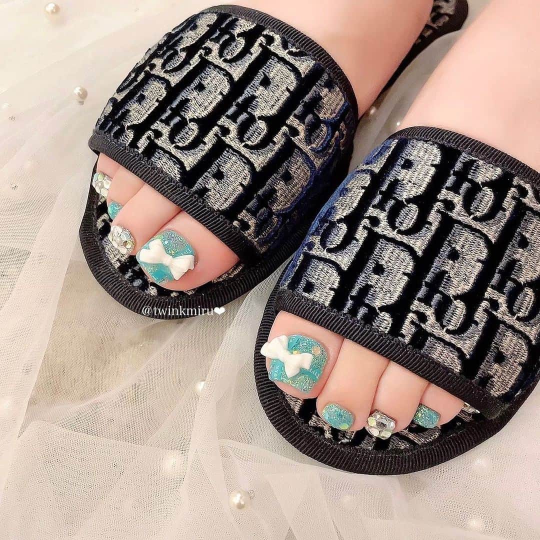 伴かなみのインスタグラム：「夏は派手派手フットが好き🩵 ⁡」
