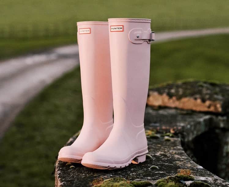ハンターブーツのインスタグラム：「A classic silhouette but in bright, seasonal colours.」