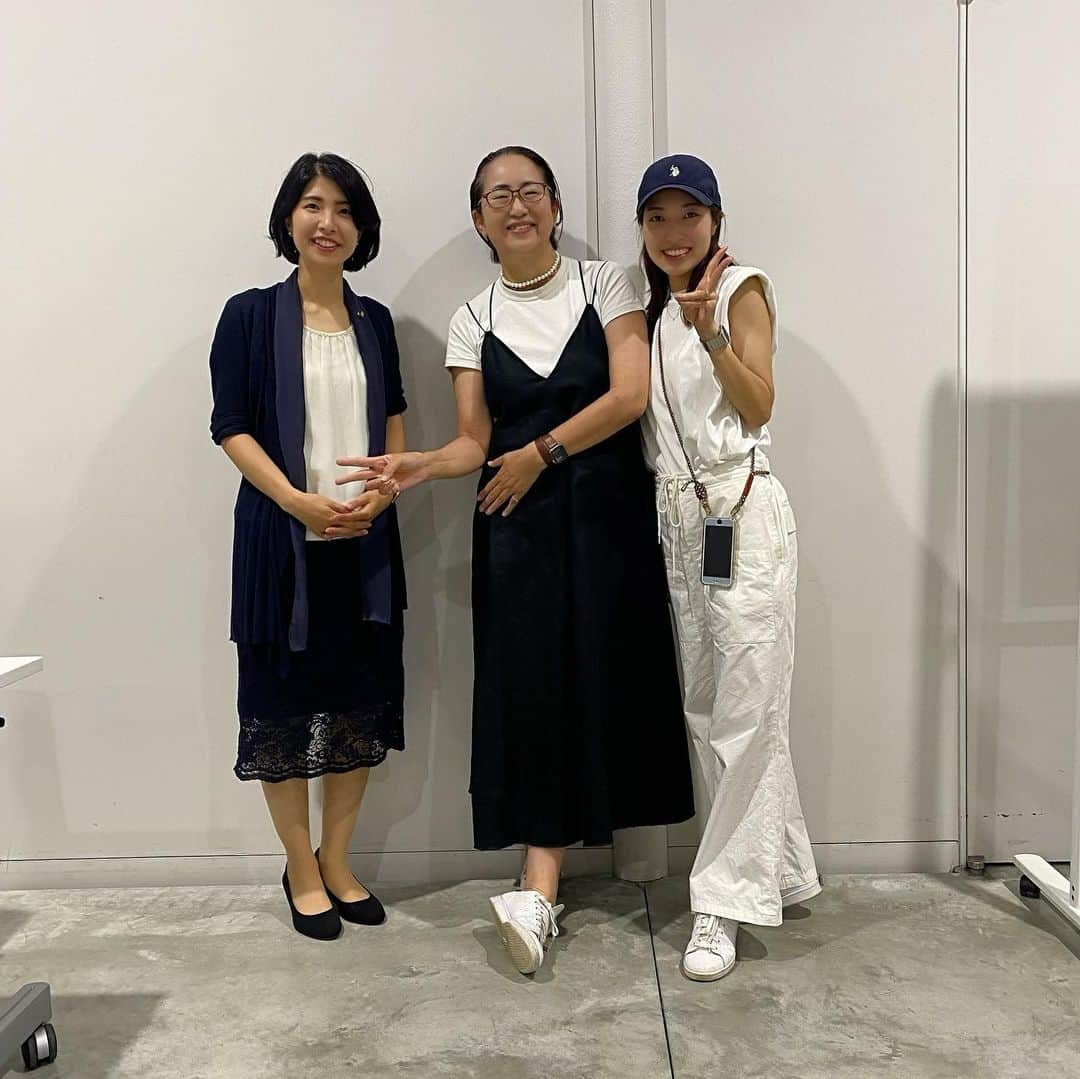 軍地彩弓のインスタグラム：「7/7 七夕🎋の日。日立市役所で開催された　#salonibaraki のトークイベント「Let’s Talk with us!」に参加してきました。私の出身高校、日立一高の後輩、根本緑さんにお声がけいただき、ファシリエイターには、今年日立市議会選挙で初出馬ながら、トップ当選した石川香議員。  トーク内容は、これからの地方都市の可能性と、コミュニティの作り方など。  保守的なイメージがある地元で、女性中心でこんなイベントが開催され、トークできることに感激しました。 夕方から始まったマーケット、ヒタチマルクトには、素敵なお店、地元野菜、キッチンカーが並び、即席紙芝居まで、子供が中心の優しいコミュニティがありました。  リアルでもオンラインでも、聴きに来てくださった方、ありがとうございました！！　参加いただいた方々の中にも、新しい働き方、コミュニティを作っている人もいて、まだまだ外から見ている私には気づかなかった新しい日立の姿がありました。 この市役所と日立駅舎をデザインした、地元出身の建築家、妹島さんも女性。  新たな変化にワクワクしました。これからも、変化する地元を応援していきたいです😊　　 日立出身の先輩、後輩、みんなで何か始めないかな？  このSalon Ibarakiは、 茨城県北生涯学習センター／ひたち生き生き百年塾／合同会社iiberal の三者共同事業として昨年2022年に発足、第四回目を迎えたサロンです。  #ヒタチマルクト  @iiberal #salonibaraki  #日立　#hitachi #ibaraki #茨城　#japantravel #日立一校 #日立駅」