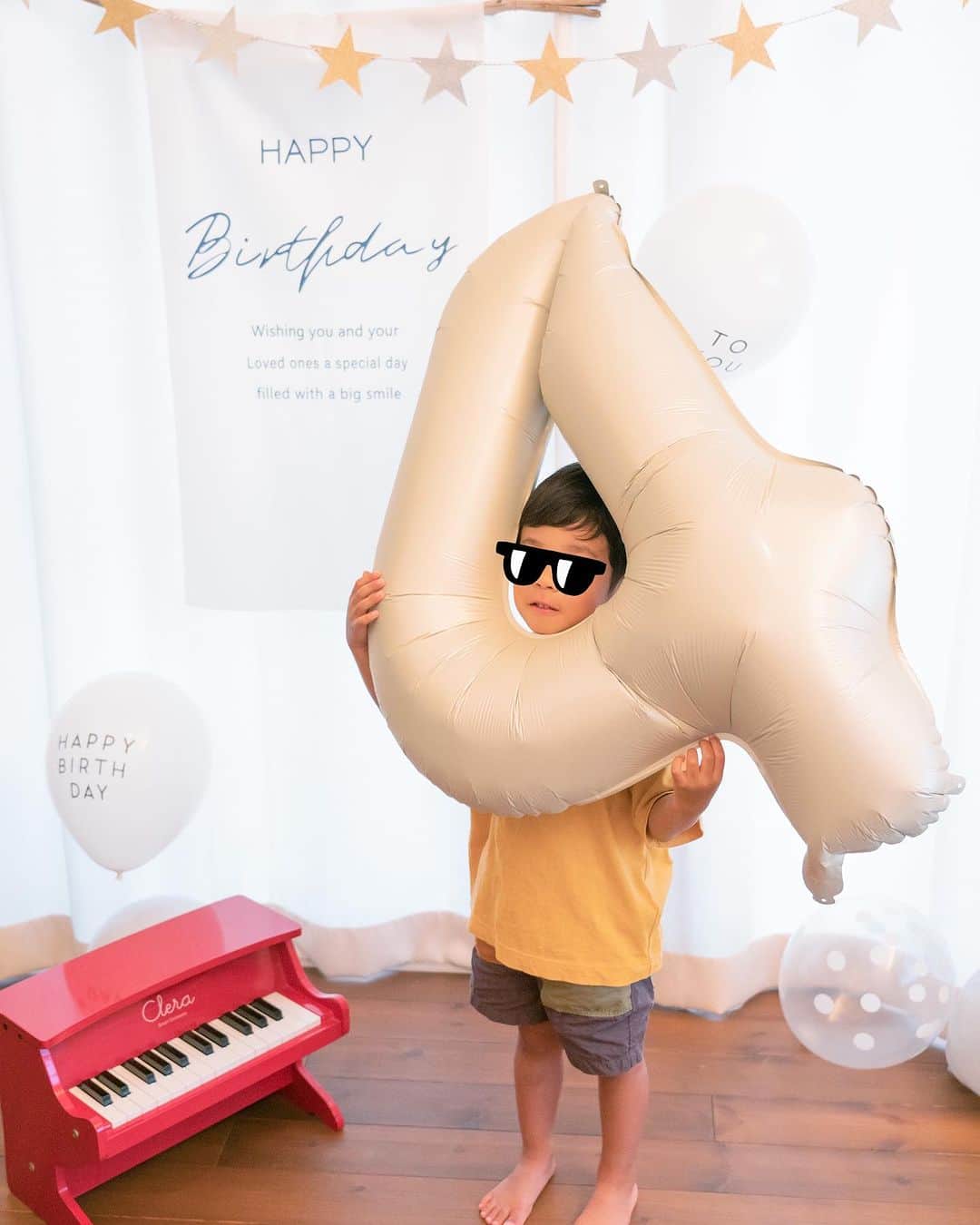 星村麻衣のインスタグラム：「昨日息子が4歳になりました🎂 最近はピアノでまっくろくろすけの曲ばかり弾いてます🎹✨️ 生意気なことばかり言うようになったけど、やっぱり可愛い🥰 #4歳バースデー  #バースデーフォト」