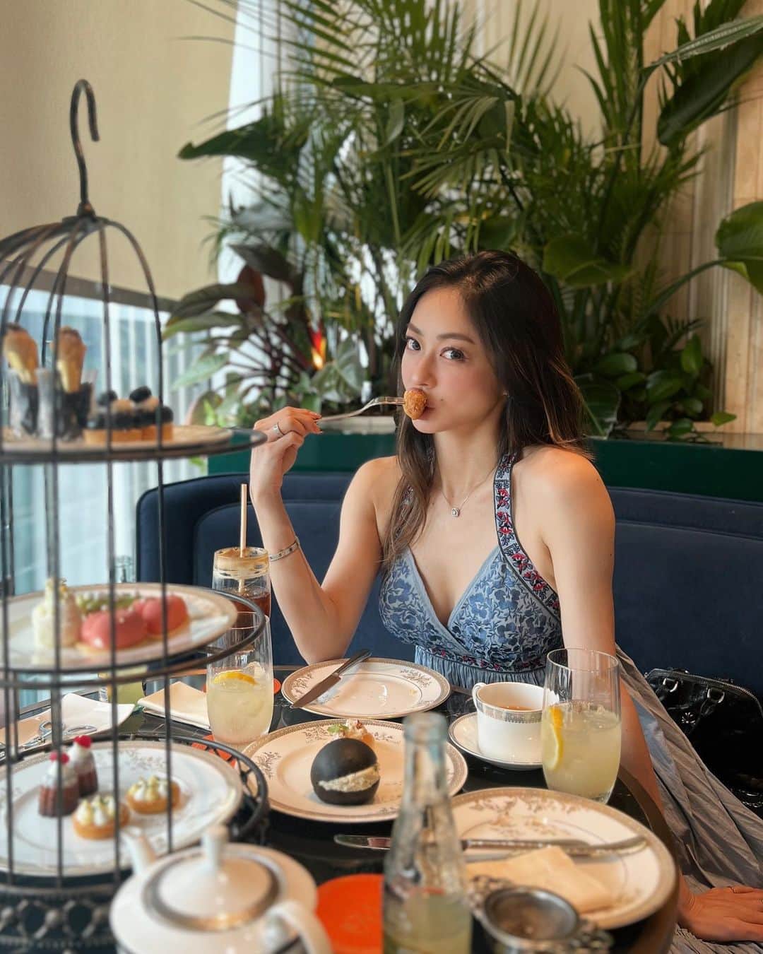 松岡李那のインスタグラム：「High Tea Time ~🫖🩵 Couldn’t come to Korea from 2019🥹 Finally I’m in Seoul 🇰🇷🫶yay Keep eating in Korea 🤍🐷  #hightea #korea #seoul  #keepeating #trip」