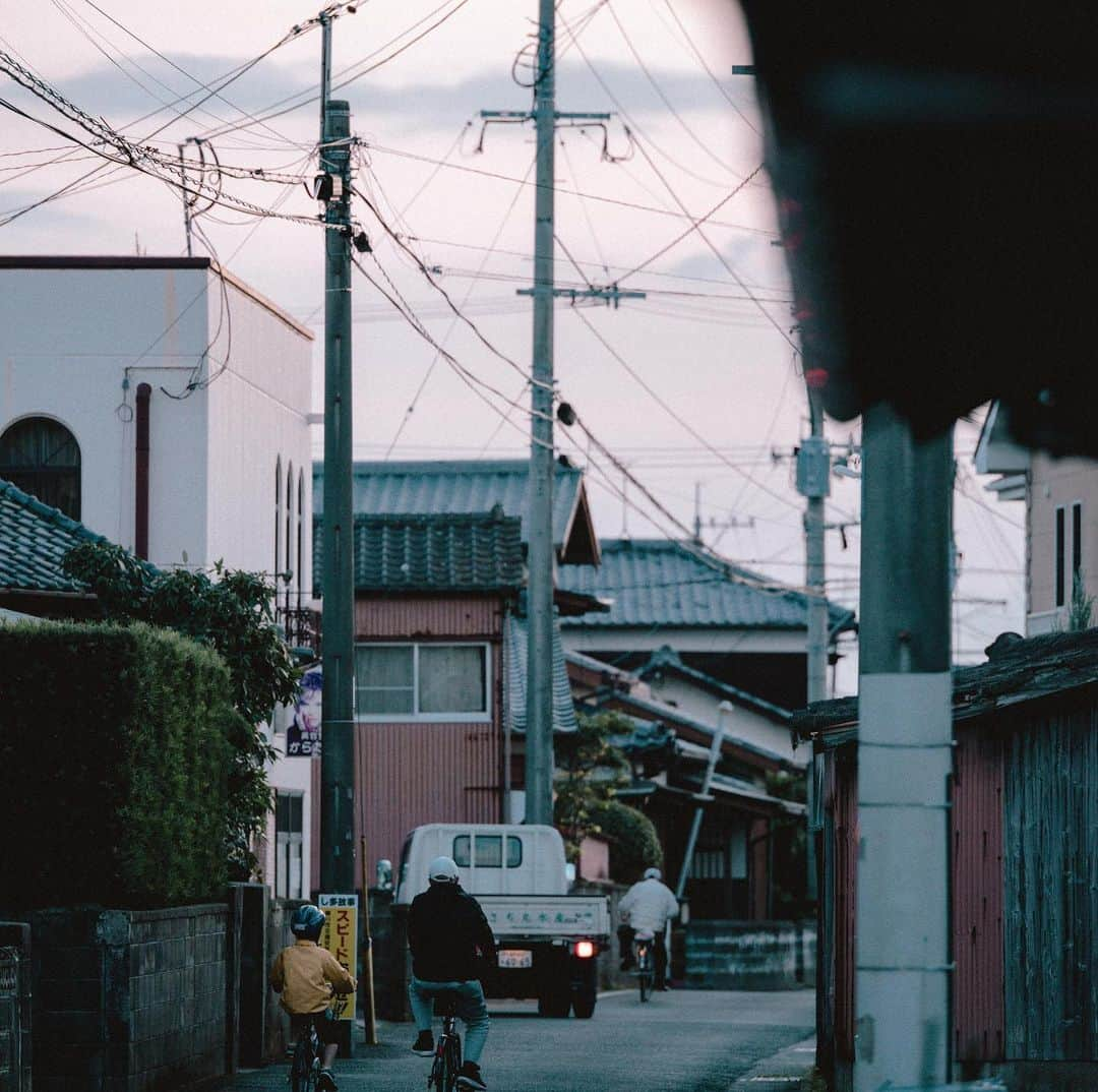 柳川藩主立花邸御花 | Yanagawa Ohanaさんのインスタグラム写真 - (柳川藩主立花邸御花 | Yanagawa OhanaInstagram)「⁡ 夕暮れが美しい夏の柳川。 ⁡ 水鏡の田んぼや有明海から眺めたり、 夕暮れの街を散策したり。 ⁡ そして、なんといっても御花の文化財から眺める夕暮れが美しいです。 ⁡ 泊まってみて、ゆっくりと柳川に佇んで、初めてわかる魅力もあります。 ⁡ #柳川藩主立花邸御花 #御花#柳川#ohana #yanagawa #fukuoka #夕日#夕暮れ#福岡夕日 #夏旅行#福岡旅館 #柳川旅行#夕暮れ #福岡旅行#福岡絶景 #九州絶景」7月9日 21時57分 - tachibanateiohana