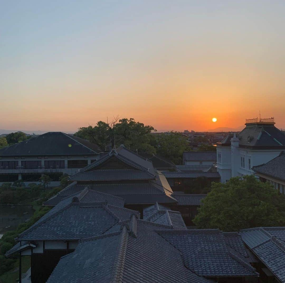 柳川藩主立花邸御花 | Yanagawa Ohanaさんのインスタグラム写真 - (柳川藩主立花邸御花 | Yanagawa OhanaInstagram)「⁡ 夕暮れが美しい夏の柳川。 ⁡ 水鏡の田んぼや有明海から眺めたり、 夕暮れの街を散策したり。 ⁡ そして、なんといっても御花の文化財から眺める夕暮れが美しいです。 ⁡ 泊まってみて、ゆっくりと柳川に佇んで、初めてわかる魅力もあります。 ⁡ #柳川藩主立花邸御花 #御花#柳川#ohana #yanagawa #fukuoka #夕日#夕暮れ#福岡夕日 #夏旅行#福岡旅館 #柳川旅行#夕暮れ #福岡旅行#福岡絶景 #九州絶景」7月9日 21時57分 - tachibanateiohana