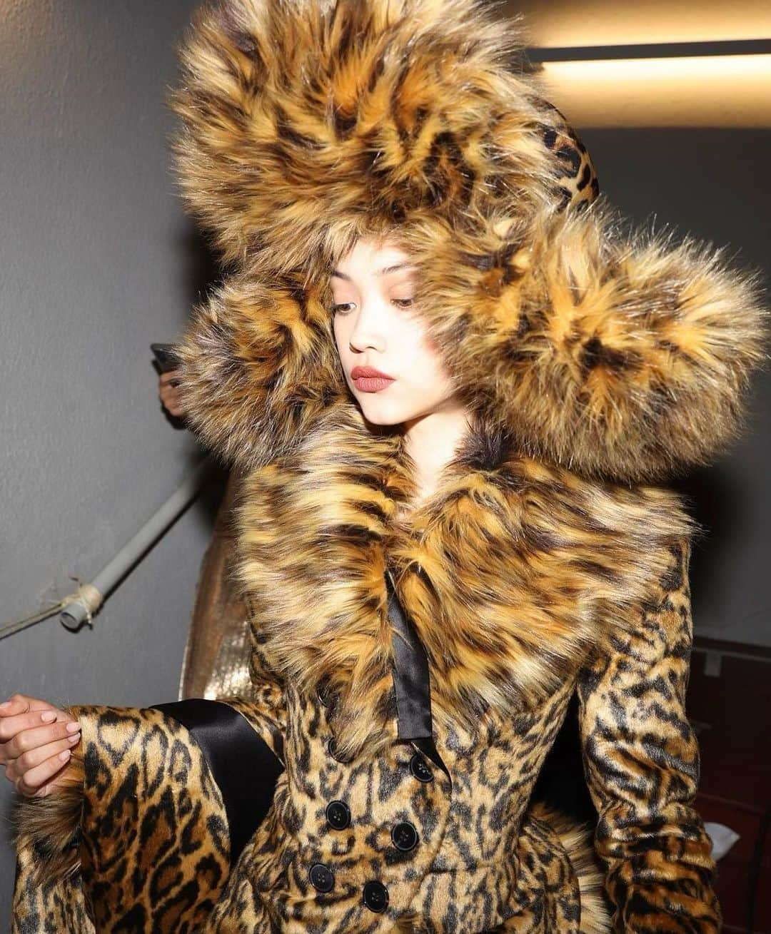 美佳（Mika）のインスタグラム：「JPG x Rawrbanne ❤️❤️❤️  @jeanpaulgaultier @rabanne @marieameliesauve @piergiorgio @duffy_duffy @patmcgrathreal 🖤」