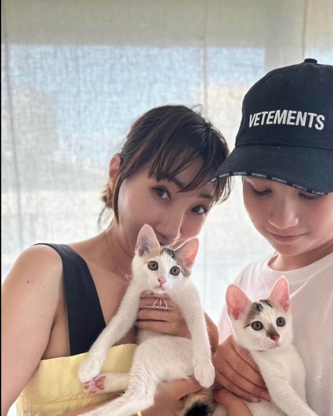 佐々木敬子さんのインスタグラム写真 - (佐々木敬子Instagram)「. かずちゃんちに新しい家族が増えたのでかわい子ちゃん達に会いに行ってきました🐈🤍🐈🤍  保護猫の双子　#たまこま めちゃくちゃ可愛すぎて 子猫ちゃんの柔らかさとふわふわしたエネルギーに一気に癒された ふにゃふにゃモードに…  息子は子猫ちゃん達にすっかり夢中… 家に帰ってからもずーっと、 子猫ちゃん飼いたい、、と。言っている。。。 私も飼いたい。。。 いや。。まだはやいかも。。 ちゃんとお世話できるのか？ 出来るでしょう。 と、か、 とか、 葛藤中の日々…  @kazukovalentine  @anne.suzuki.official  @mihoarai0527  @kaito_11.16  幸せ時間ありがとうーー🤍  dinnerは大好きな @cizia_nishikoyama  いつも美味しすぎて毎日通いたい！  #たまよとこまの」7月9日 21時58分 - keikosasaki_mylan